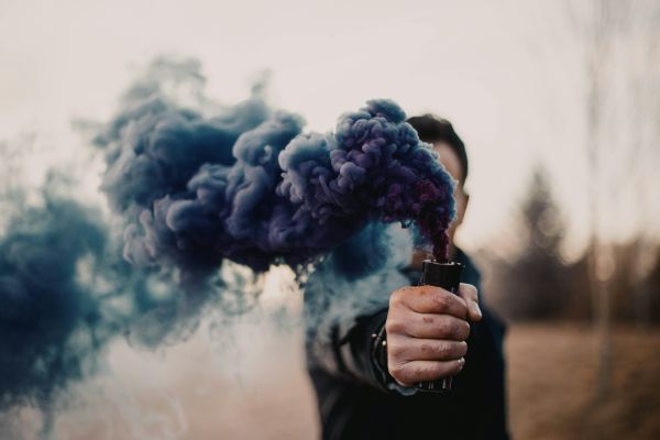 Fumigène à main : la solution idéale contre la fumée